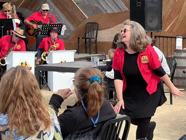 Singer Katie Lipka dancing the Charleston